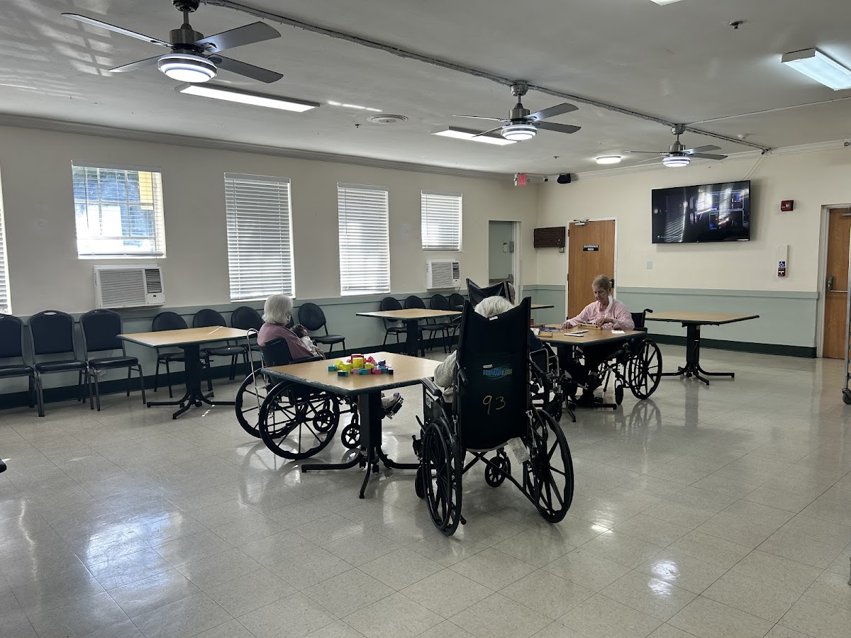 Riverside Care Center - Photo 3