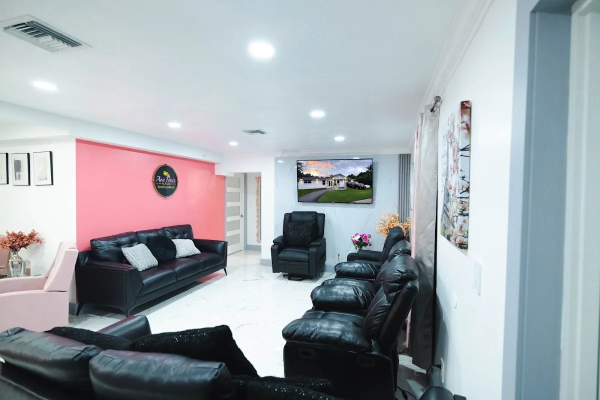 Ave Fenix ALF Recovery House / Casa de Recuperacion Miami - Photo 4