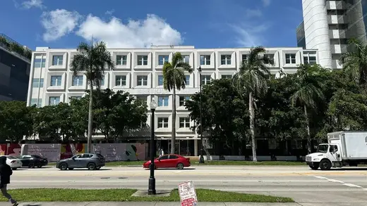 Modern building exterior with palm trees at Envision Mindcare, a treatment center in Miami.