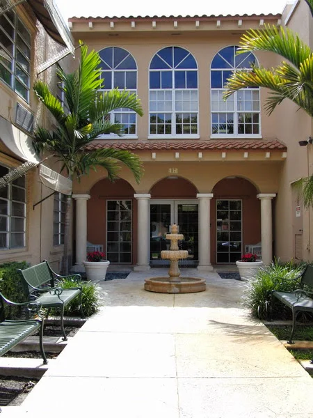 Floridean Nursing and Rehabilitation Center - Photo 2