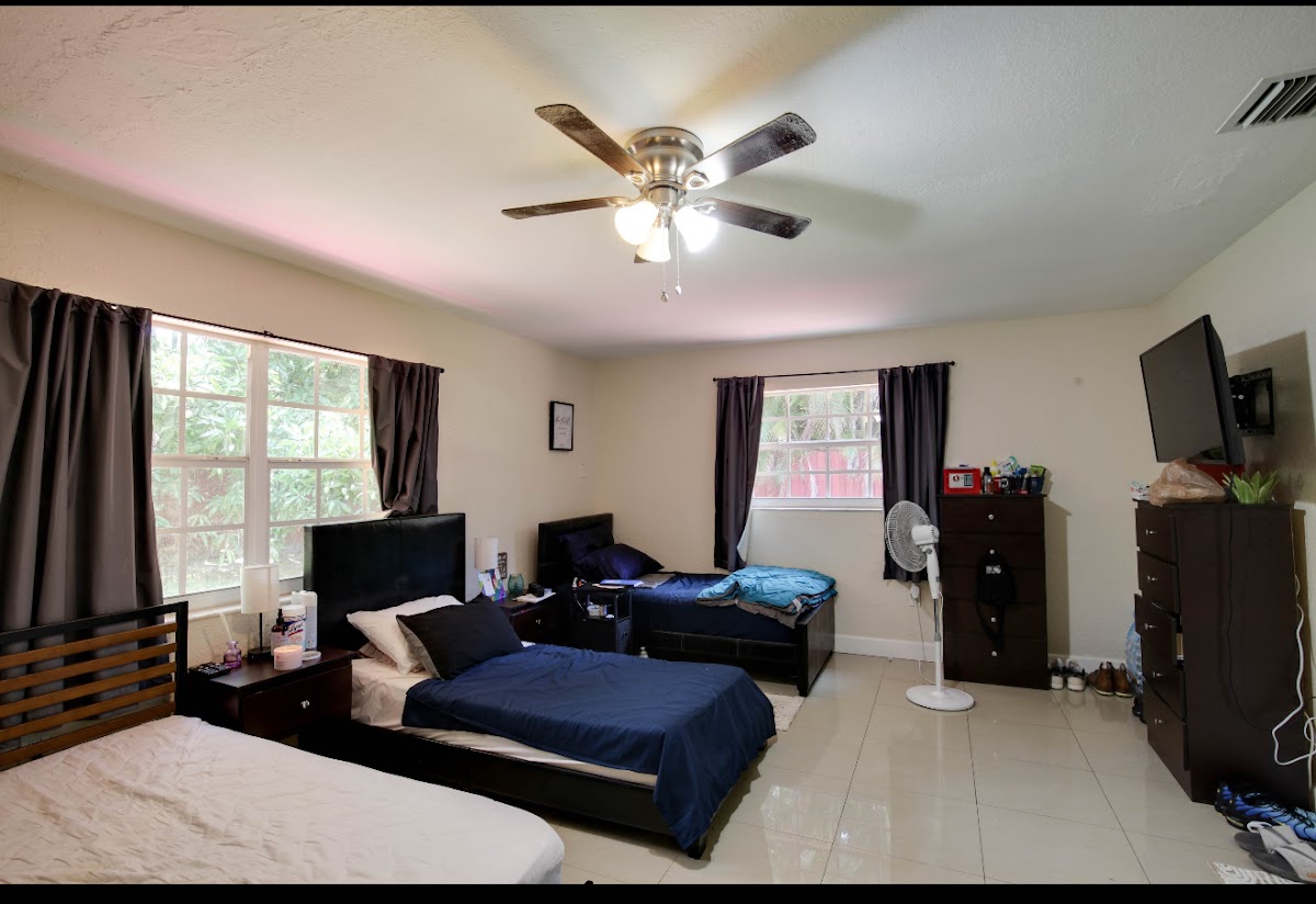 Coral Sober Living - Photo 4